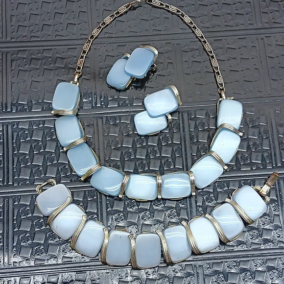 Chic Silver and Blue Necklace Set